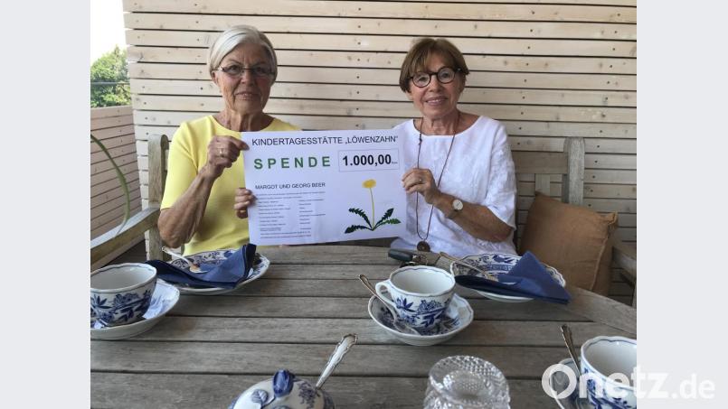 1000 Euro für die Kindertagesstätte "Löwenzahn": Margot Beer (links) hat anlässlich ihres 80. Geburtstags gesammelt und die Summe jetzt Bürgermeisterin Marianne Rauh übergeben. Bild: eig