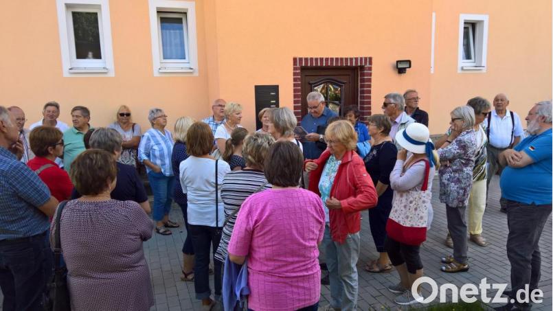 Zahlreiche Teilnehmer verzeichnete der Stadtteilspaziergang von „Leben plus“ durch die Hübelstraße. Stadtheimatpfleger Eberhard Polland berichtete dabei auch über das frühere Dampfsägewerk Hübel & Platzer. Bild: Cornelia Stahl/exb