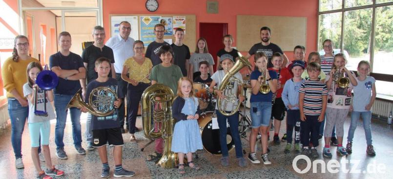 Dass Musik Spaß macht, erlebten Falkenberger Mädchen und Jungen bei der klangreichen Unterrichtsstunde - zusammen mit den Musikern der Blaskapelle. Bild: wro