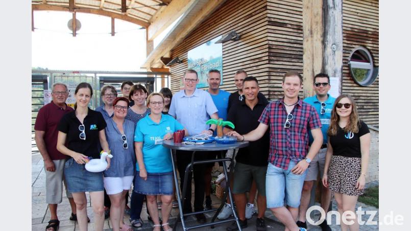 Marcus Gradl (Vierter von rechts) und sein Team hören sich vor dem geschlossenen Rußweiherbad die Wünsche der Bürger an. Bild: jma