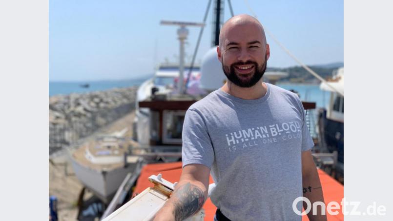 Benjamin Hartmann auf dem neuen Rettungsschiff der Dresdner Hilfsorganisation „Mission Lifeline“. Hartmanns Modefirma Human Blood hat das 21 Meter lange Boot gekauft. Bild: Mission Lifeline