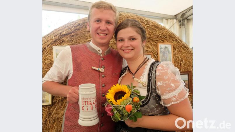 Nach dem rituellen Austanzen freut sich das neue Oberkirwapaar Jacqueline Kolmschlag und Stefan Karl auf ihre neue Aufgabe. Bild: ohr