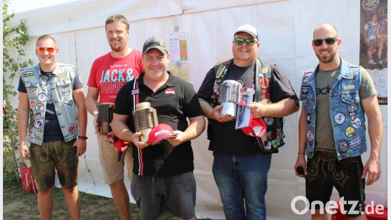 Einen originellen Pokal erhielten die Weitwurf-Sieger von den Organisatoren. Im Bild von links Marius Hederer, Drittplatzierter Christopher Moller, Sieger Stefan Schmidt, Zweiter Daniel Retzer und Moderator Christian Hederer. Bild: att