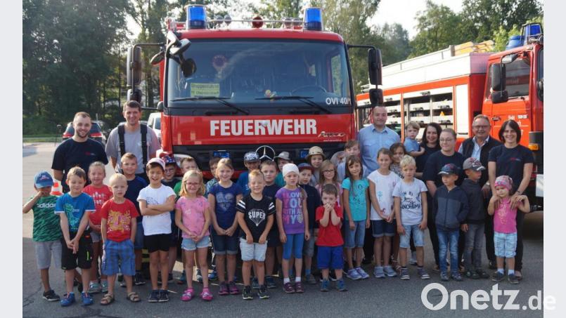 Die Aktiven der Feuerwehr bereiteten den Kindern einen aufregenden und erlebnisreichen Vormittag, der allen sehr viel Spaß machte. Bild: weu