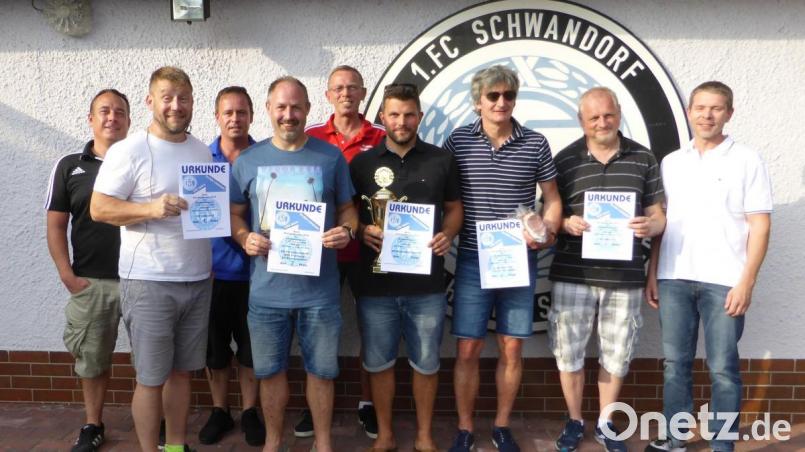 Schirmherr Andreas Wopperer (rechts) überreichte den Siegern und Platzierten des AH-Turniers Pokale und Urkunden. Bild: Hirsch
