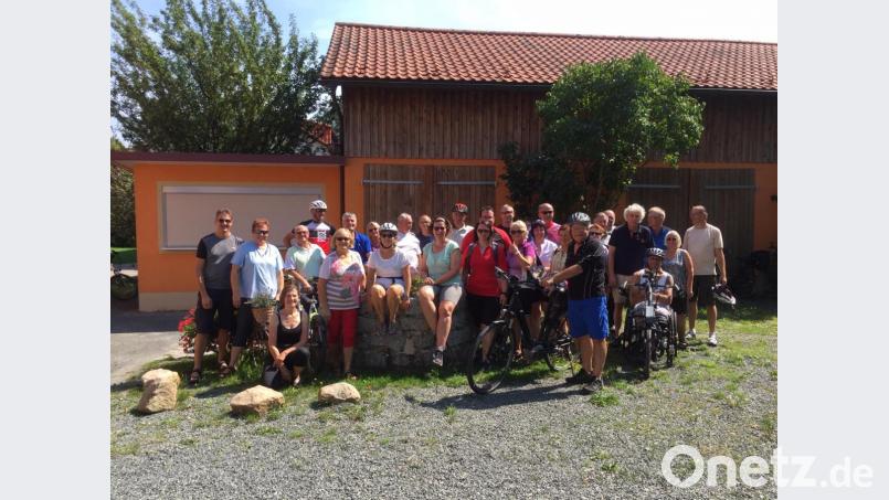 Am Zielort in Fuchsendorf kehrten die Radler im Biergarten des Gasthauses Deubzer ein. Bild: jzk