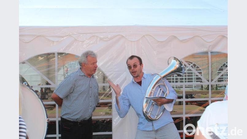 Ludwig Gradl und der Dirigent singen &quot;Vogelwiese&quot;. Bild: Susanne Forster