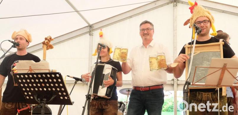 Das. „Zitronengelbeoachkatzlgocklfotznkopftrio“ (von links) Daniel Markgraf (Teufelsgeige), Anni Pröls (Quetschn) und Markus Kiener (Waschbrett) „derbleckten“ mit ihren Gstanzln so manches Gemeindegeschehen.. Bürgermeister Hans Prechtl in der Mitte mit vier Halbe, um nicht versehentlich am Bildrand vom „Neuen Tag“ weggeschnitten zu werden.
. Bild: ohr