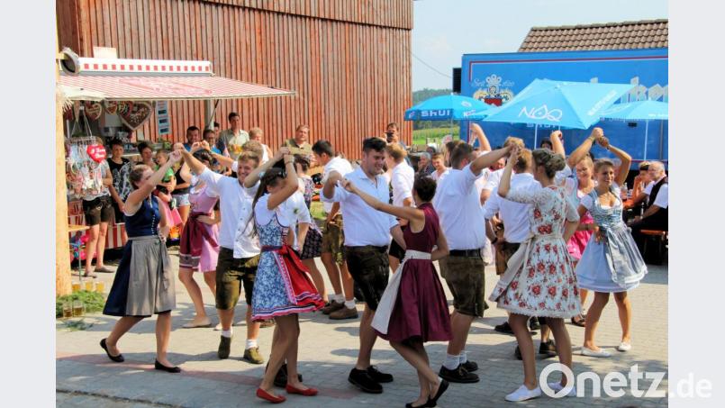 Die Kirwapaare führten ihre Tänze auf. Bild: bjo