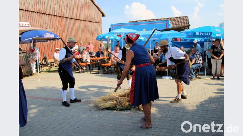 Viele fühlten sich an die alte Zeit zurück erinnert beim Drischldreschen. Bild: bjo