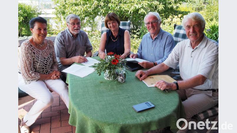 Die Sprecher des Freundeskreises Weiden der Evangelischen Akademie Tutzing stellen das Herbst/-Winter-Vortragsprogramm vor (von links): Uta Doenitz, Friedrich Gollwitzer, Karin Holl, Ehrenfried Lachmann und Professor Fritz-Dieter Doenitz. Bild: Bühner
