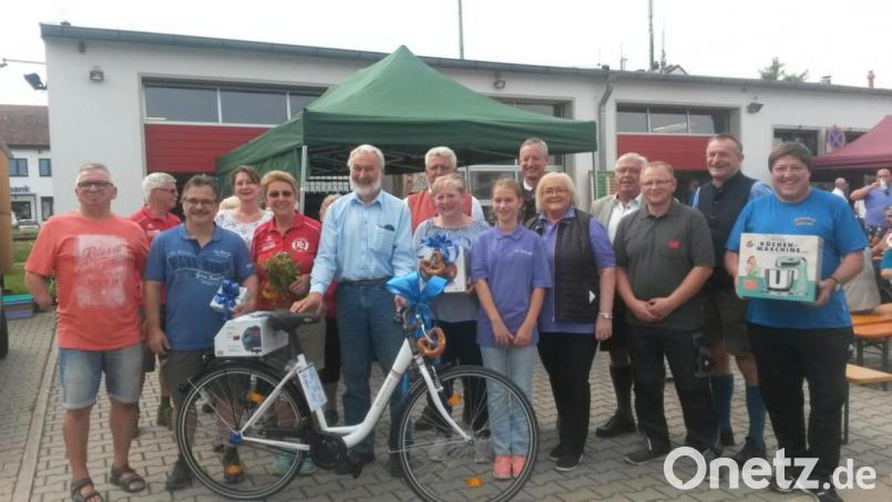 Die Grafenwöhrer Wanderfreunde belegen beim Wandertag den zweien Platz. Wanderwart Alfons Dobmann (rechts) nimmt als Preis eine Küchenmaschine entgegen. Bild: myd