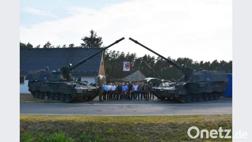 Vertreter der Behörden zusammen mit Soldaten des Artilleriebataillons 131. Bild: Rick Schnell