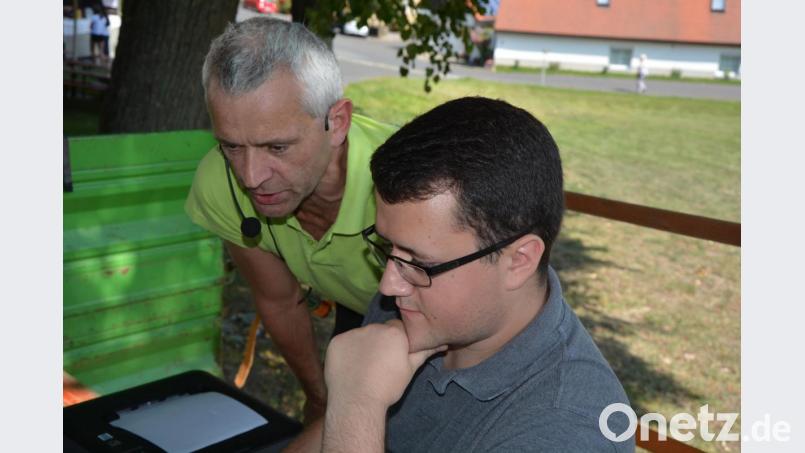 Moderator Klaus Grötsch (links) und sein Sohn Jonas leiteten das Rennen. Bild: jr