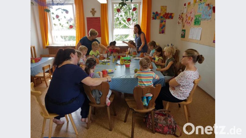Beim Gestalten von Blumentöpfen konnten die Kinder ihrer Kreativität freien Lauf lassen. Bild: exb