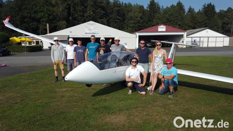 Der Aero-Club Weiden feiert mit seinem neuen Doppelsitzer &quot;Marcus M&quot; den Aufstieg in die zweite Segelflug-Liga. Bild: Kunz