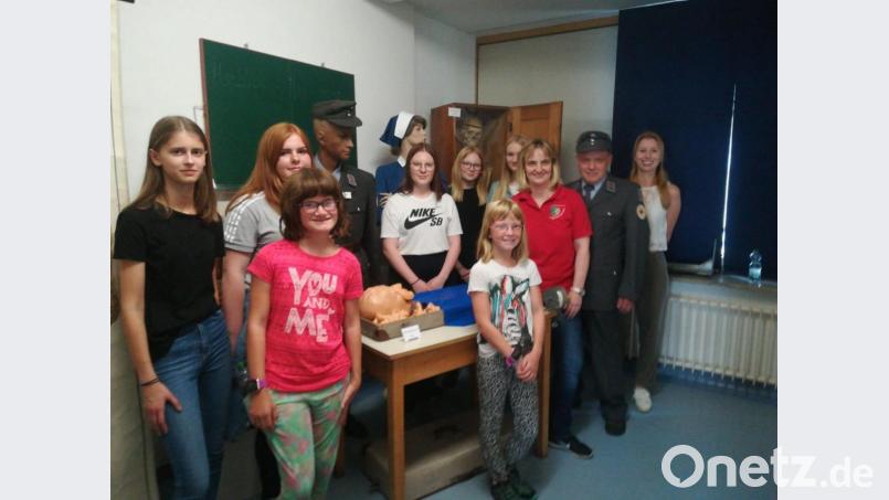 Die Jugendrotkreuz-Gruppe aus Trausnitz schaute sich das Rot-Kreuz-Museum in Nabburg an. Bild: exb