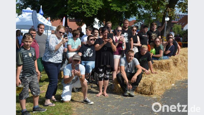 Viele Zuschauer hielten das Geschehen mit ihren Handykameras fest. Bild: jr