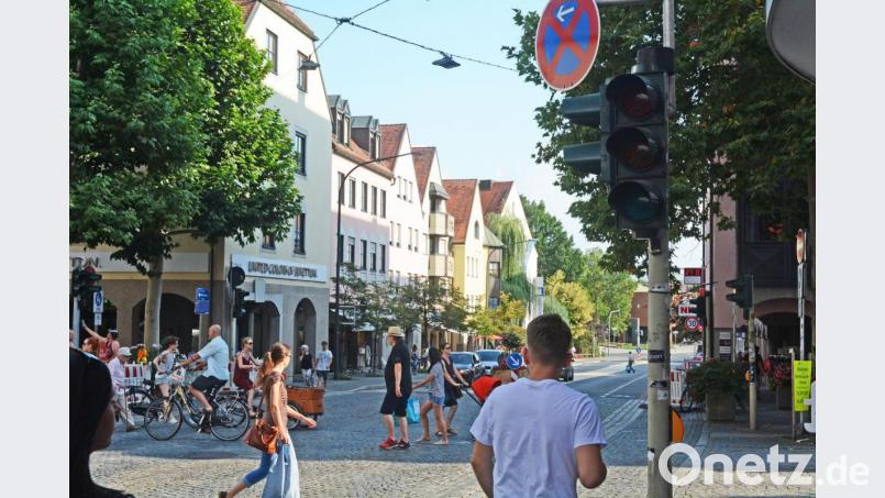 Endlich: Die Ampel am Issy-les-Moulineaux-Platz ist aus. Bild: Gabi Schönberger