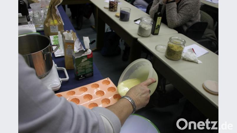 Die Masse wird in Formen gegossen. Bild: privat