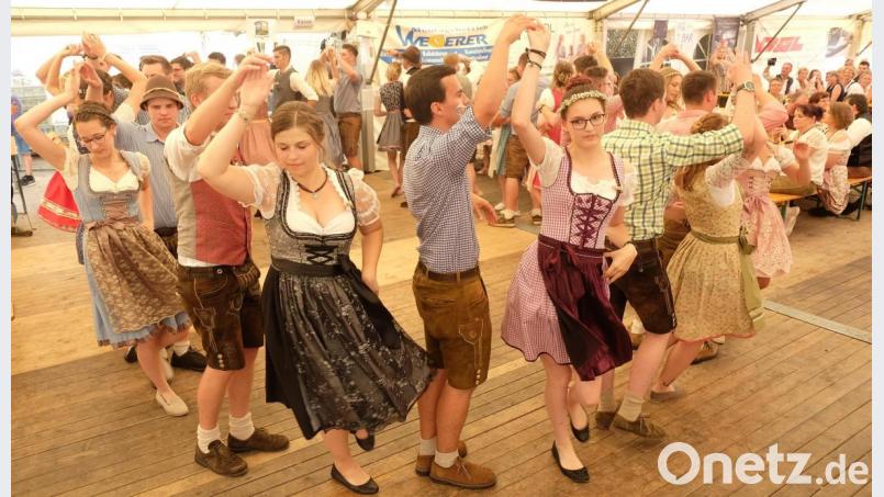 Der Sonntagnachmittag der dreitägigen Stullner Kirwa mit seinem bayerischen Anstrich ist ein Besuchermagnet. Unter anderem begeisterten die 14 Kirwapaare das Publikum mit einem Schreittanz im Kreis mit Drehungen im Dreivierteltakt. . Bild: ohr