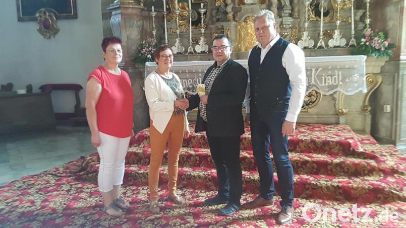 Kirchenpfleger Reinhard Herr (von rechts), Stadtpfarrer Konrad Amschl, Vereinsvorsitzende Edith Lippert, Pfarrgemeinderatssprecherin Sigri Reger-Scharf. Bild: hrk