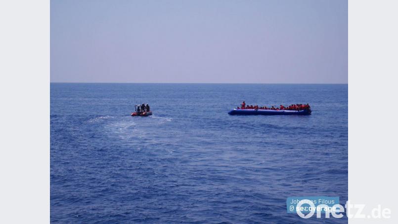 Der Einsatz sei „buchstäblich in letzter Sekunde“ erfolgt, da das Schlauchboot der Flüchtlinge bereits zu sinken begonnen habe, schreibt der Kapitän der &quot;Eleonore&quot; Claus-Peter Reisch auf Twitter. Bild: Johannes Filous/seacoverage