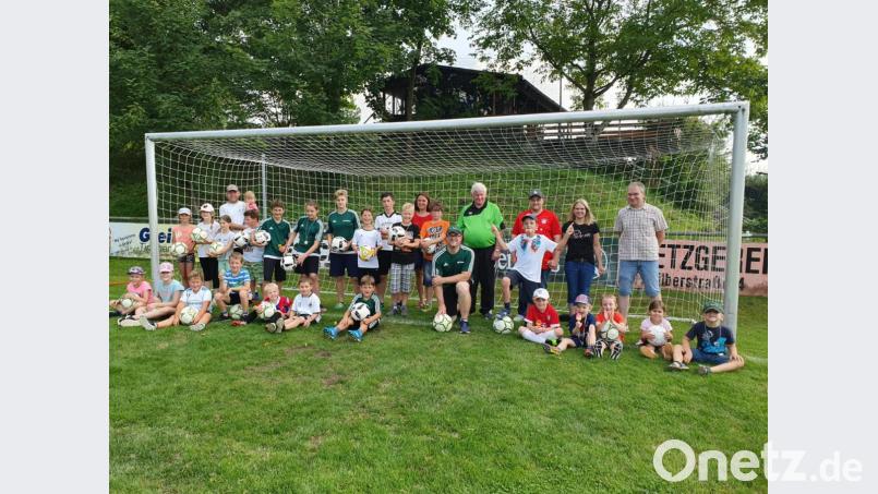 Geschicklichkeit mit dem runden Leder konnten die Kinder beim „Tag des Fußballs“ beim TSV beweisen. Im Bild die Teilnehmer und Betreuer. Bild: exb