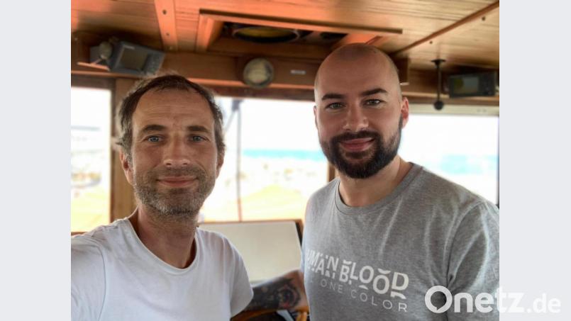 &quot;Mission Lifeline&quot;-Gründer Axel Steier (links) und Benjamin Hartmann auf der Kommandobrücke des neuen Schiffs. Bild: Mission Lifeline