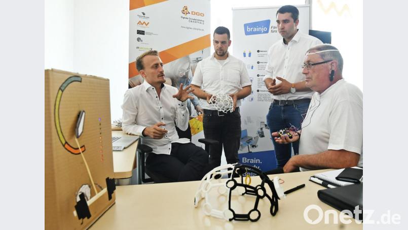 Selbstversuch: AZ-Redakteur Michael Zeißner (rechts) hat ausprobiert, wie Brainjo als Versuchsanordnung funktionieren soll. Zu Höchstleistungen hat es nicht gereicht. Macht nichts, meinte das Start-up-Trio (von links) Christian Michael Gnerlich, Constatin Amin Demigha und Tadeu Haferbier. Es fehle noch an ausreichenden Messdaten für eine individuelle Kalibrierung. Bild: Petra Hartl