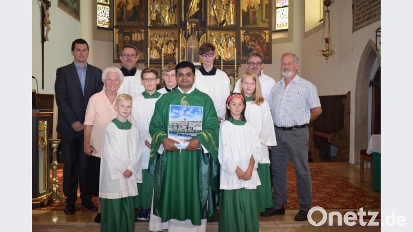 Mit viel Applaus und einem Geschenk verabschiedete die Pfarreingemeinschaft Trausnitz, Weihern, Hohentreswitz Pater Dr. Sain Chandy Vadakkan, der heuer zum letzten Mal die Urlaubsvertretung für den Ortspfarrer übernommen hatte. Kirchenpfleger Ernst Zimmer (rechts) und Bürgermeister Martin Schwandner (links) dankten dem Geistlichen für seinen Dienst am Altar. Bild: bnr