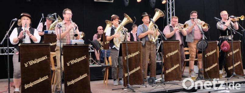 Prächtig aufgespielt und Stimmung gemacht haben „ D’Woihauser Straßenmusikanten&quot;, die ihre Premiere bei der Flosser Kirwa mit Bravour bestehen. Bild: lehner