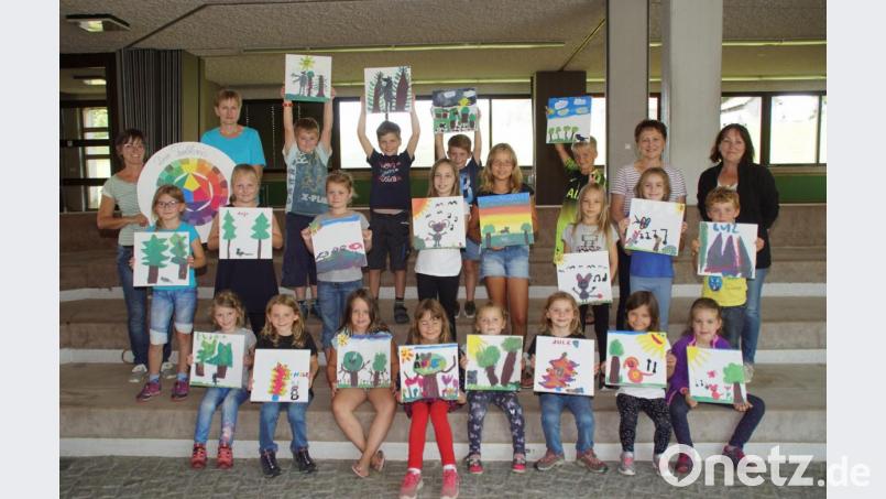 Stolz präsentierten die Kinder, hier mit den Betreuerinnen der Frauengruppe "Impuls", ihre Bilder die sie unter Anleitung von Bettina Paa (links) auf Leinwand zauberten. Bild: mmj