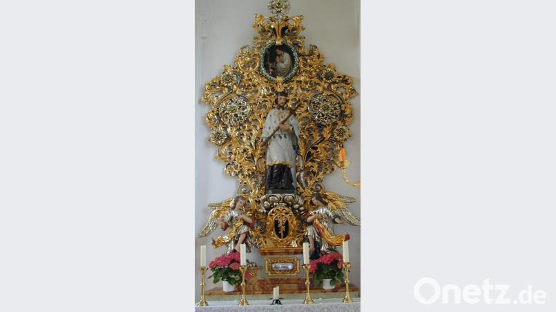 Der rechte Seitenaltar ist dem Heiligen Johannes Nepomuk geweiht. Bild: cr