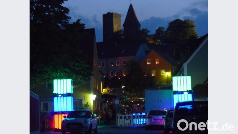 Der Eingang zum Lichterfest und hier leuchteten die Wasserbehälter bunt Bild: sl