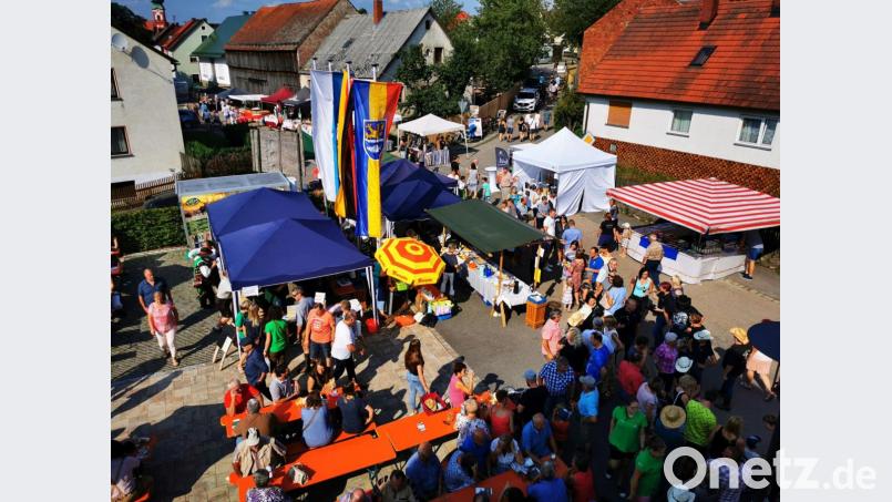 Am Markttag ist es ein Kommen und Gehen der vielen Gäste, ein gemütliches Verweilen und Schlendern entlang der Anbieter. Bild: gz