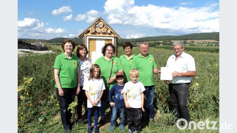Landwirt Beer überreicht an Gerhart Lenhart die Urkunde, mit im Bild Vorstandsmitglieder
und die Mitglieder &quot;Gartenzwerge&quot;. Bild: ksi