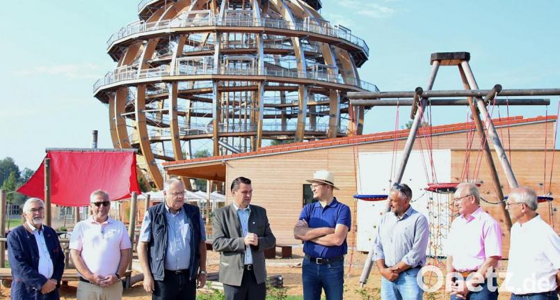 Vor der Kulisse des Steinberger Sees steht die größte begehbare Holzkugel der Welt. Bei ihr trafen sich Minister Albert Füracker (Vierter von rechts) und seine Begleiter, um zu einer Wanderung um den See aufzubrechen. Bild: Thomas Dobler