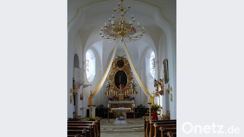 Die im neubarocken Stil neben der Burg Waldau erbaute Kirche besitzt drei bedeutende böhmisch-oberpfälzische Akanthus-Altäre. Der Hochaltar stammt aus der Burg-Kirche. Bild: cr