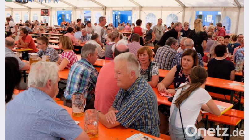 Jung und Alt haben beim Familiennachmittag am Sonntag im Festzelt eine angenehme Unterhaltung. Bild: lehner