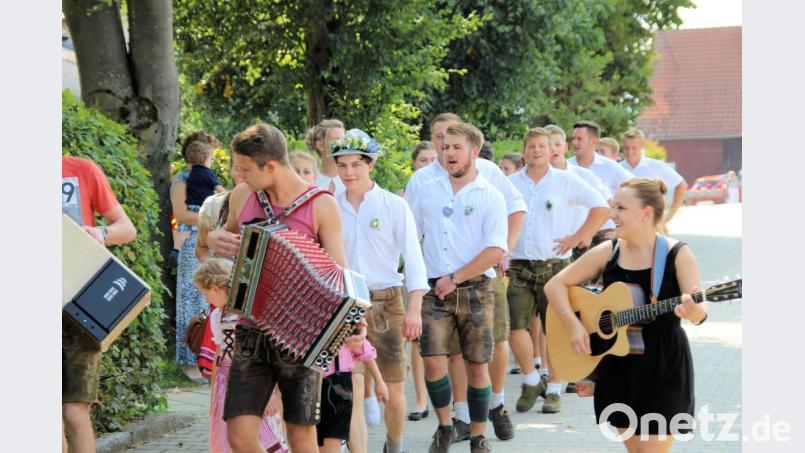 Unter Musibegleitung zogen die Kirwapaare ein Bild: bjo