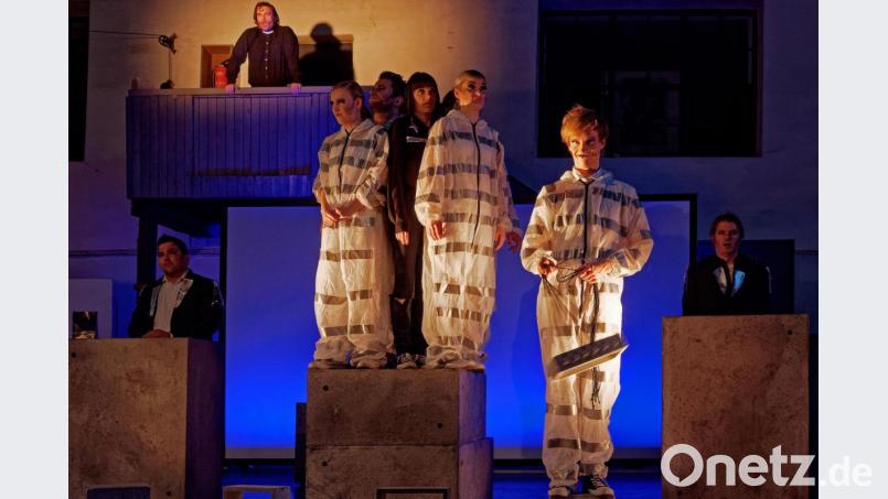Unter anderem mimte Bernhard Neumann (oben) im Mai dieses Jahres den Pfarrer in &quot;Clockwork Orange&quot; mit dem Ovigo-Theater in der Waldsassener Glashütte Lamberts. Bild: tr