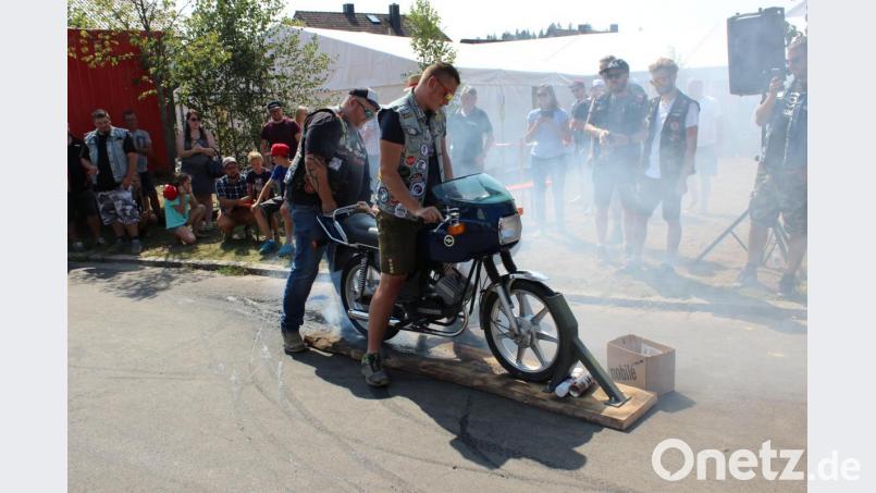 Sogar eine Zündapp GTS 50 kann so viel Qualm wie eine große Maschine erzeugen. Das zeigte Marius Hederer auf dem Burn-out-Stand. Bild: att