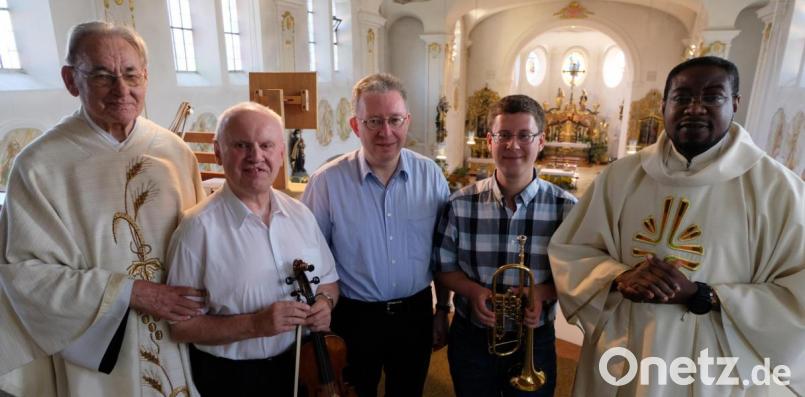 Mit einem Festgottesdienst erfreuen am Kirchweihsonntag Musiker den nigerianischen Pfarrer, der für Pfarrer Max Früchtl die Urlaubsvertretung hatte. Von links: Pater Leo, Willibald Wirth, Harald Bäumler, Andreas Bäumler und Pfarrer Temple. Bild: le