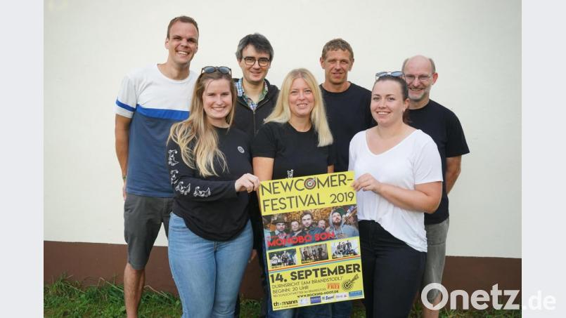 Die Vorstandschaften von Rocking Hoot und der KLJB freuen sich auf das Newcomer Festival: (von links) Stefan Flierl (Rocking Hoot), Julia Weidner (KLJB), Peter Schrott, Simone Schmid, Michael Fuchs (Rocking Hoot), Sophie Kemptner (KLJB) und Thomas Graf (Rocking Hoot) Bild: nib