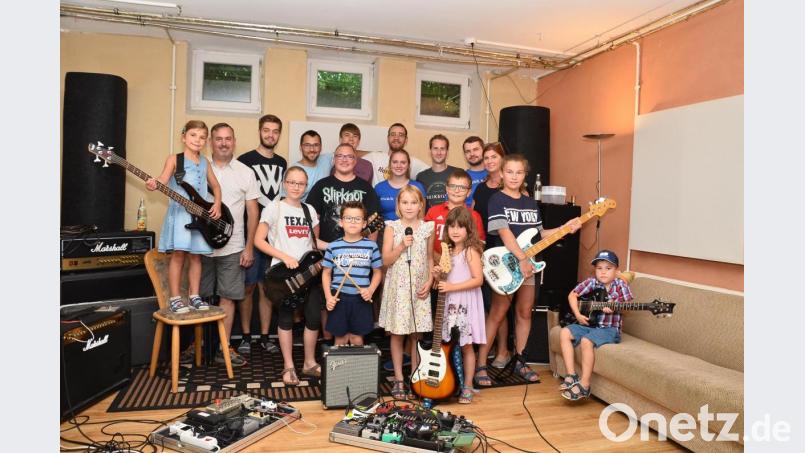 Mit Vorsitzendem Hannes Gilch (Siebter von rechts) kümmert sich eine große Crew um das Interesse des Nachwuchses an Musik und Gesang. Bild: fjo