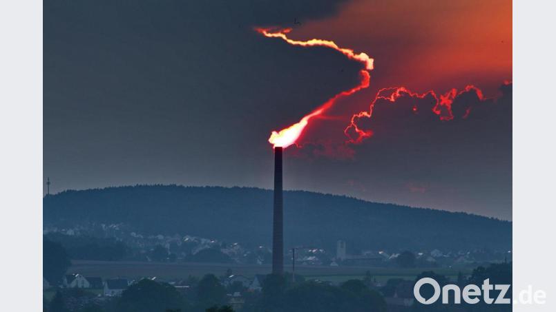 Schaurig-schönes Himmelsspektakel: Nach dem Gewitter in Amberg sieht es aus, als würde der alte Kamin der Kokerei der Luitpoldhütte wieder Feuer spucken. Bild: Wolfgang Weigl