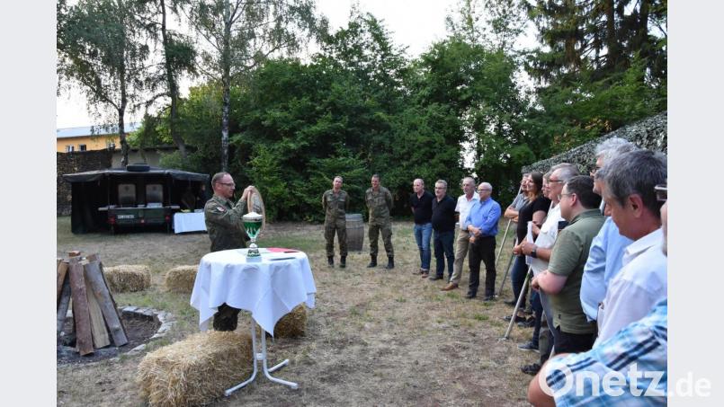 Kommandeur Oberstleutnant Sven Zickmantel verleiht die Ehrenscheibe. Bild: Rick Schnell