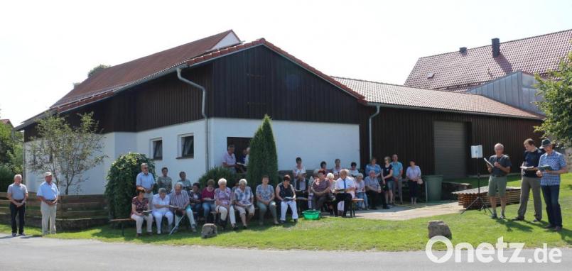 Zahlreiche Gläubige kamen zur Andacht des Kath. Männervereins Kastl nach Weha. Die bereitgestellten Bänke reichten nicht aus. Bild: rpp