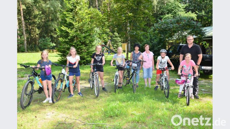 Conny Hanauer und Lydia Bauriedl (hinten, von links) kümmerten sich beim Start vor der OWV-Waldhütte um die Teilnehmer an der Kinder-Radtour. Bild: fjo